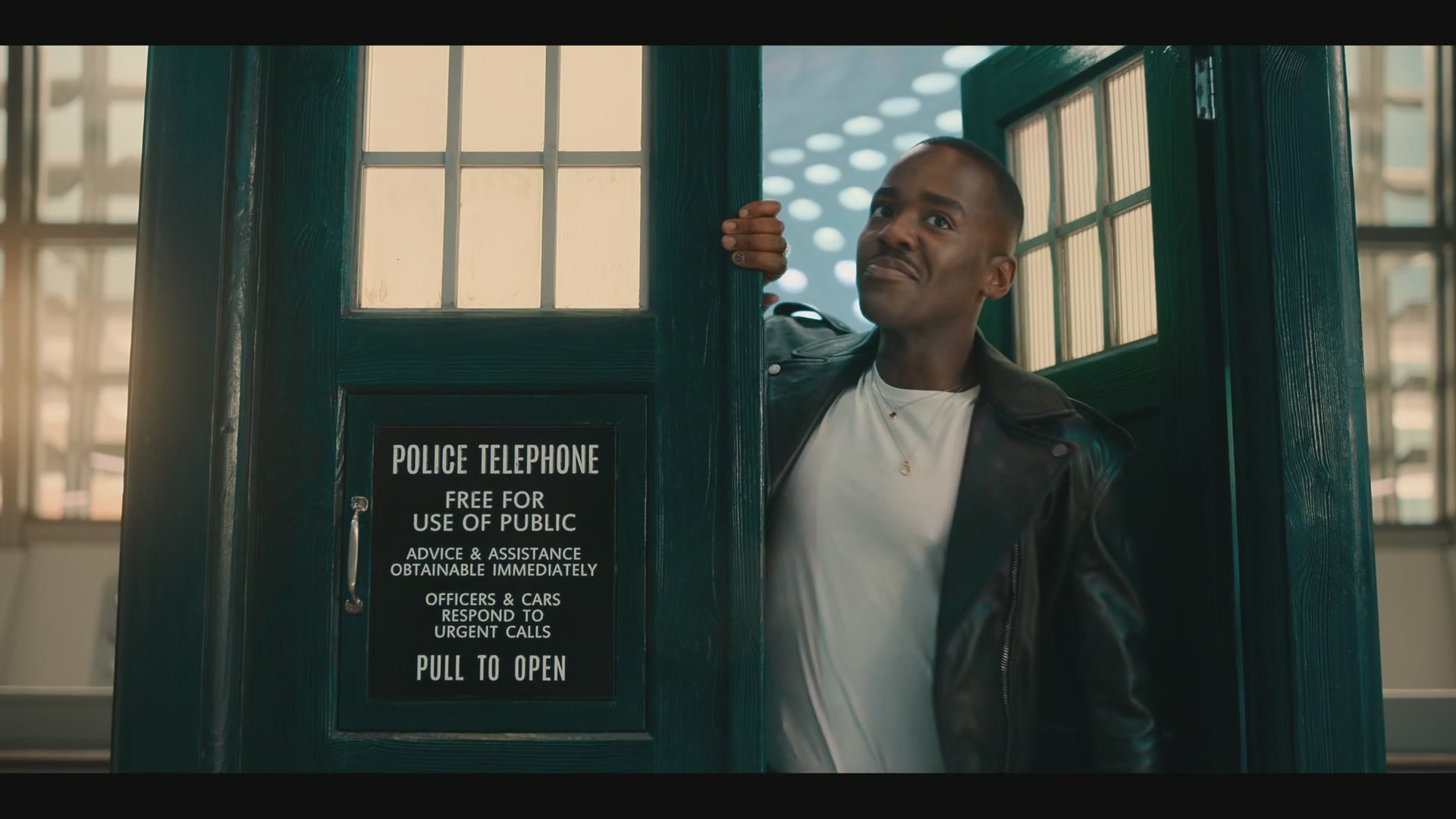 DoctorWho1x07-Caps-0002.jpg