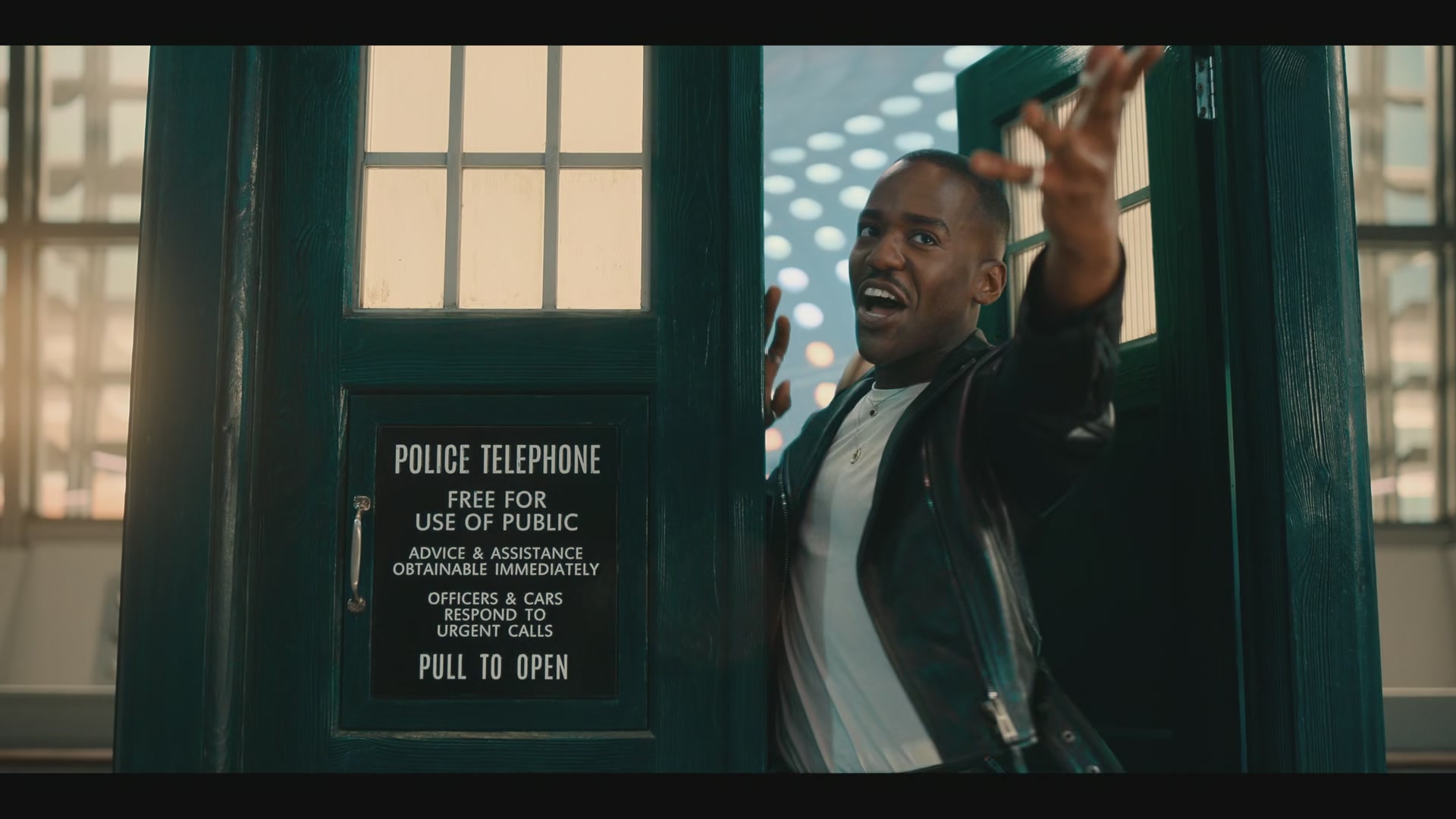 DoctorWho1x07-Caps-0003.jpg